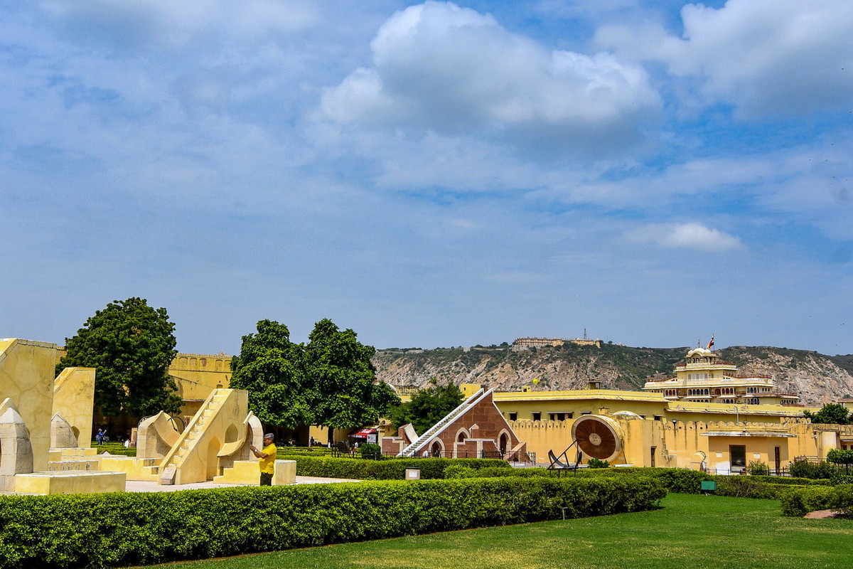 19 cấu trúc của đài thiên văn Jantar Mantar được đặt trong khuôn viên rộng với những khu vườn được chăm sóc kỹ lưỡng. Vì vậy nơi này cũng đảm nhiệm vai trò của một khu công viên dành cho dân chúng. Ảnh: So Many Travel Tales.