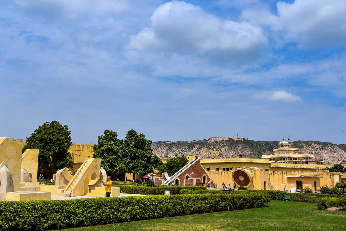 19 cấu trúc của đài thiên văn Jantar Mantar được đặt trong khuôn viên rộng với những khu vườn được chăm sóc kỹ lưỡng. Vì vậy nơi này cũng đảm nhiệm vai trò của một khu công viên dành cho dân chúng. Ảnh: So Many Travel Tales.