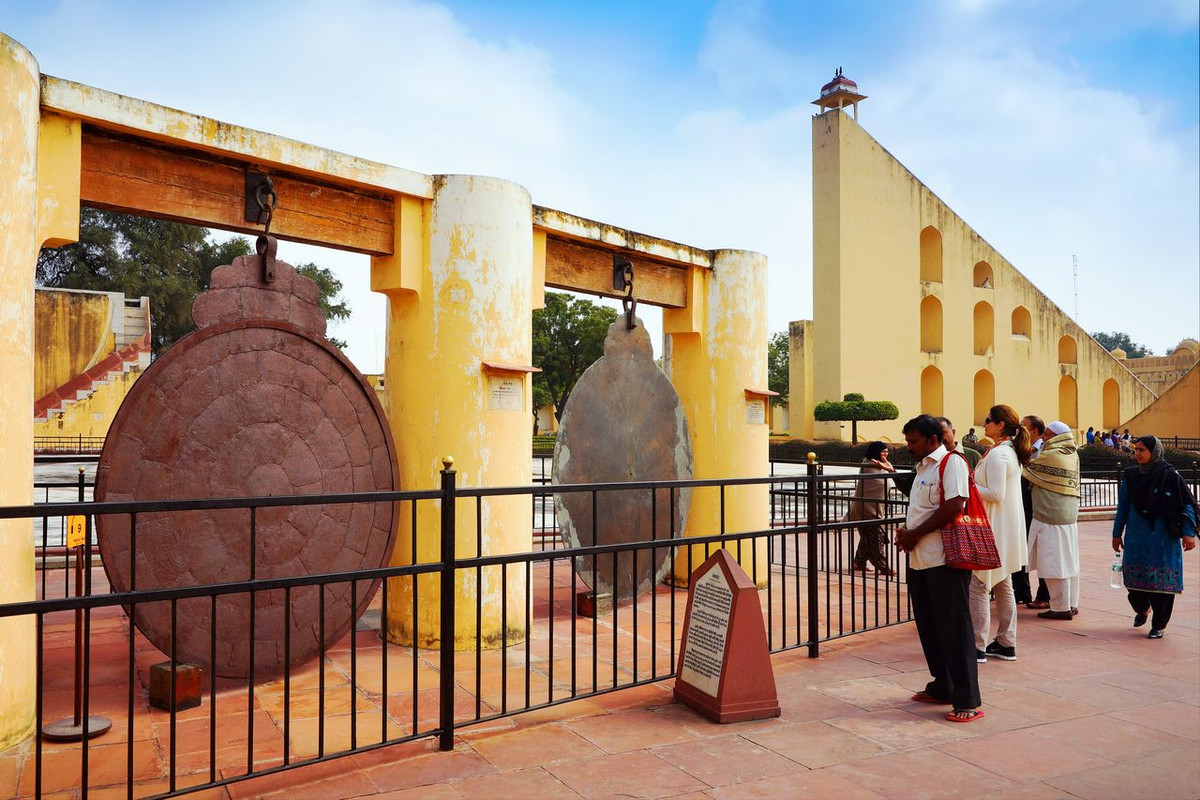 Các công trình khác dùng để đo đạc nhiều thông số của các thiên thể, đo thời gian ở các cấp độ khác nhau và tính lịch Hindu... Ảnh: A World Within, A Diverse State.