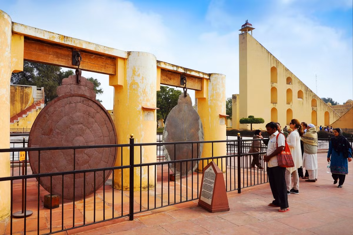 Các công trình khác dùng để đo đạc nhiều thông số của các thiên thể, đo thời gian ở các cấp độ khác nhau và tính lịch Hindu... Ảnh: A World Within, A Diverse State.