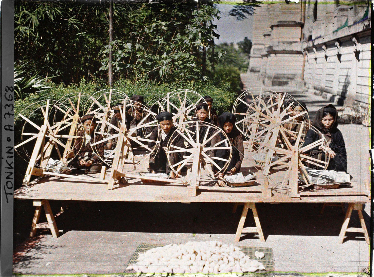 Những người phụ nữ quay bông gạo ở ngoại thành Hà Nội, 1914-1915.