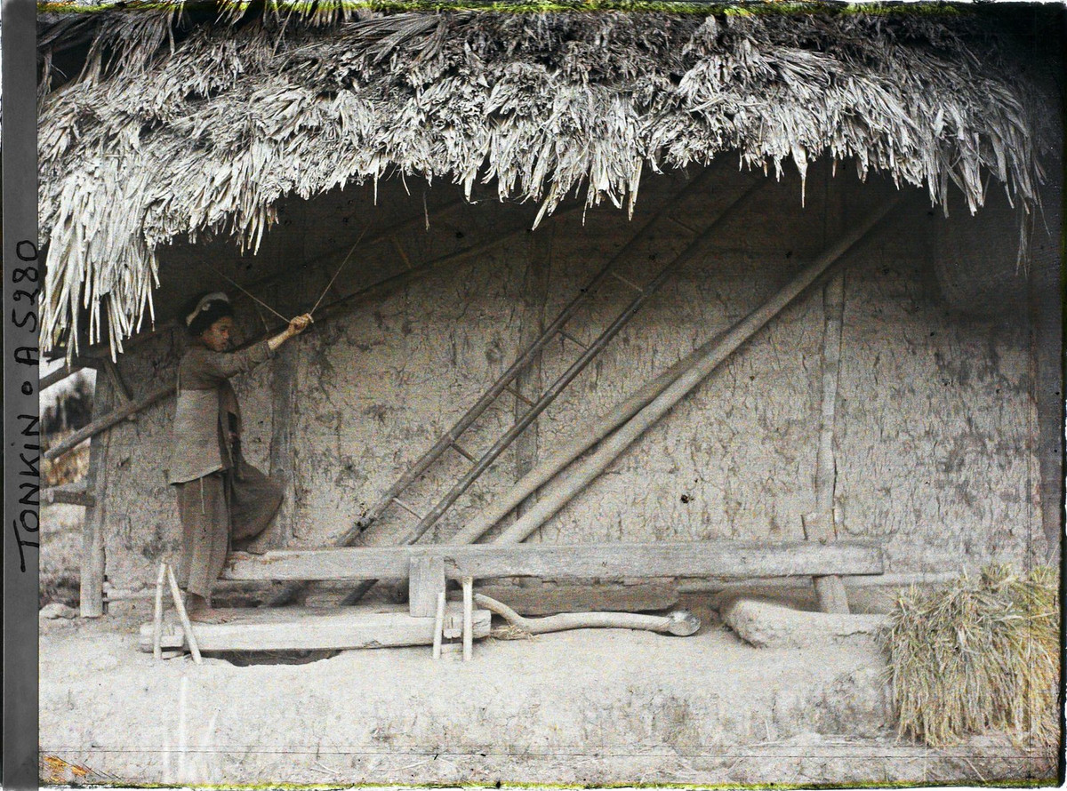 Bé gái làm việc với chày giã gạo, khoảng 1914-1915