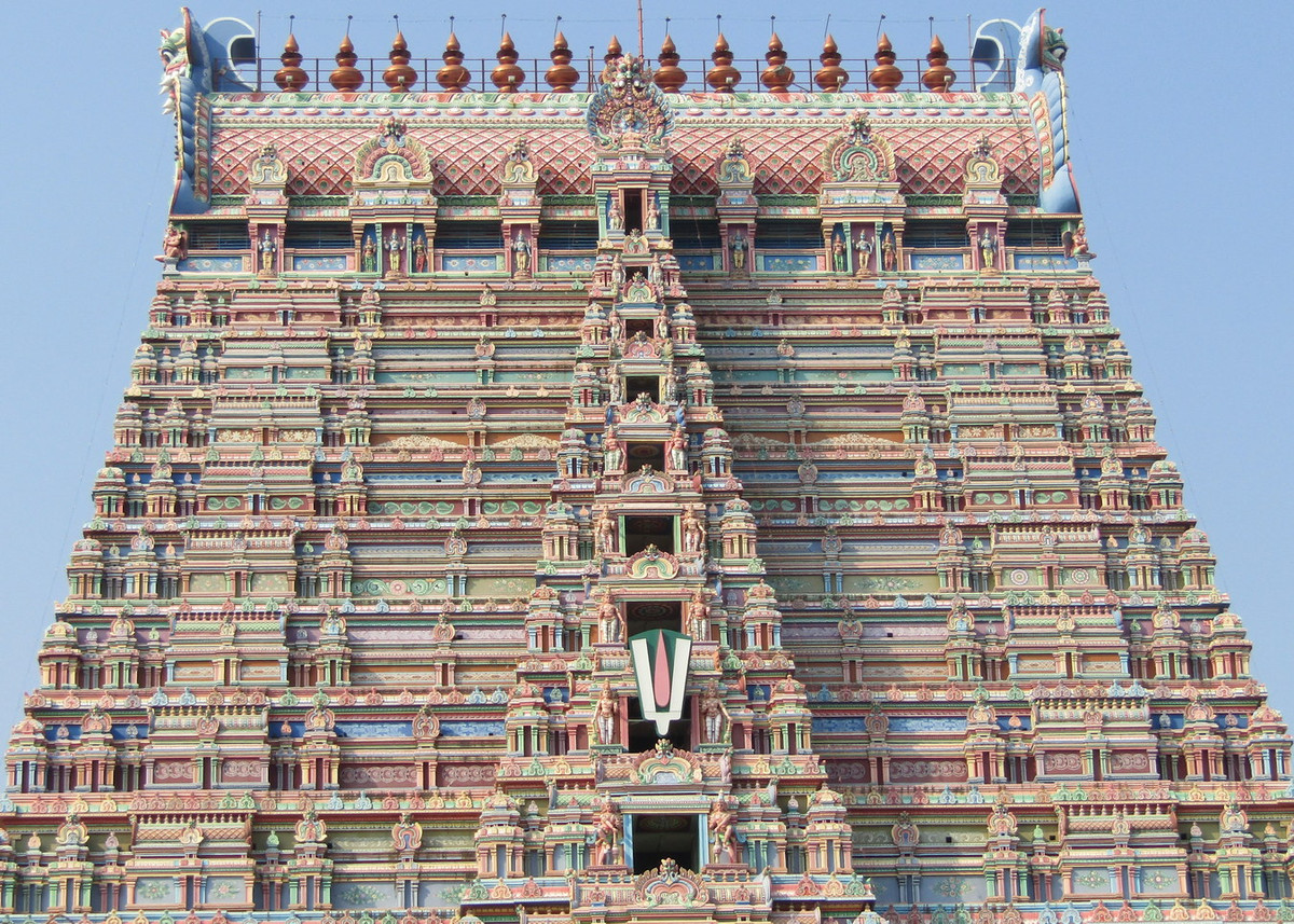 Ngôi đền nổi tiếng với những ngọn tháp rực rỡ màu sắc, được tạo tác rất tinh xảo. Có tất cả 21 ngọn tháp, với thiết kế, độ cao khác nhau trong quần thể đền tháp Srirangam. Ảnh: Wikipedia.