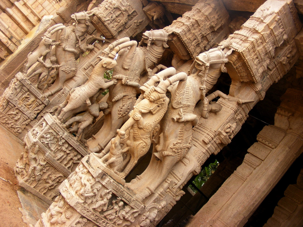 Srirangam cũng nổi tiếng với những tác phẩm điêu khắc đá đồ sộ và giàu tính nghệ thuật. Công trình điêu khắc nổi bật của ngôi đền là khu đại sảnh có 1.000 cột đá, với những hình người cưỡi ngựa rất sống động. Ảnh: Wikipedia.