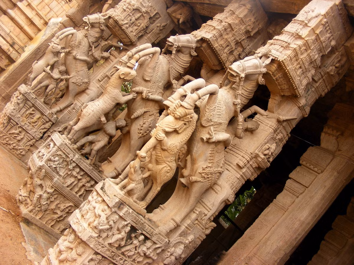 Srirangam cũng nổi tiếng với những tác phẩm điêu khắc đá đồ sộ và giàu tính nghệ thuật. Công trình điêu khắc nổi bật của ngôi đền là khu đại sảnh có 1.000 cột đá, với những hình người cưỡi ngựa rất sống động. Ảnh: Wikipedia.