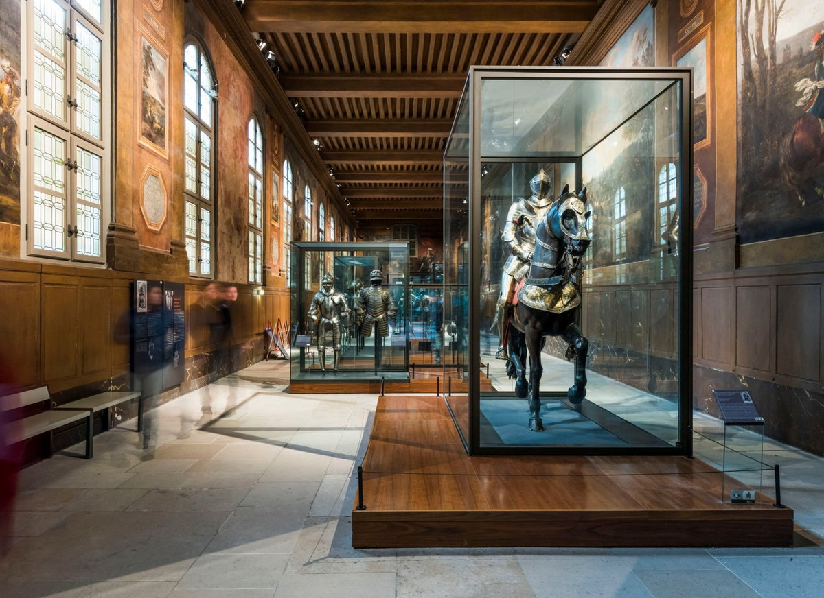 Hiện nay điện Invalides thuộc Viện thương binh quốc gia, tiếp tục là nơi điều dưỡng cho khoảng 100 thương bệnh binh. Đây cũng là một bảo tàng vũ khí nổi tiếng, sở hữu những bộ sưu tập của các vị vua Pháp, trong đó có nhiều hiện vật quan trọng của lịch sử quân sự thế giới. Ảnh: Bookyourtour.com.