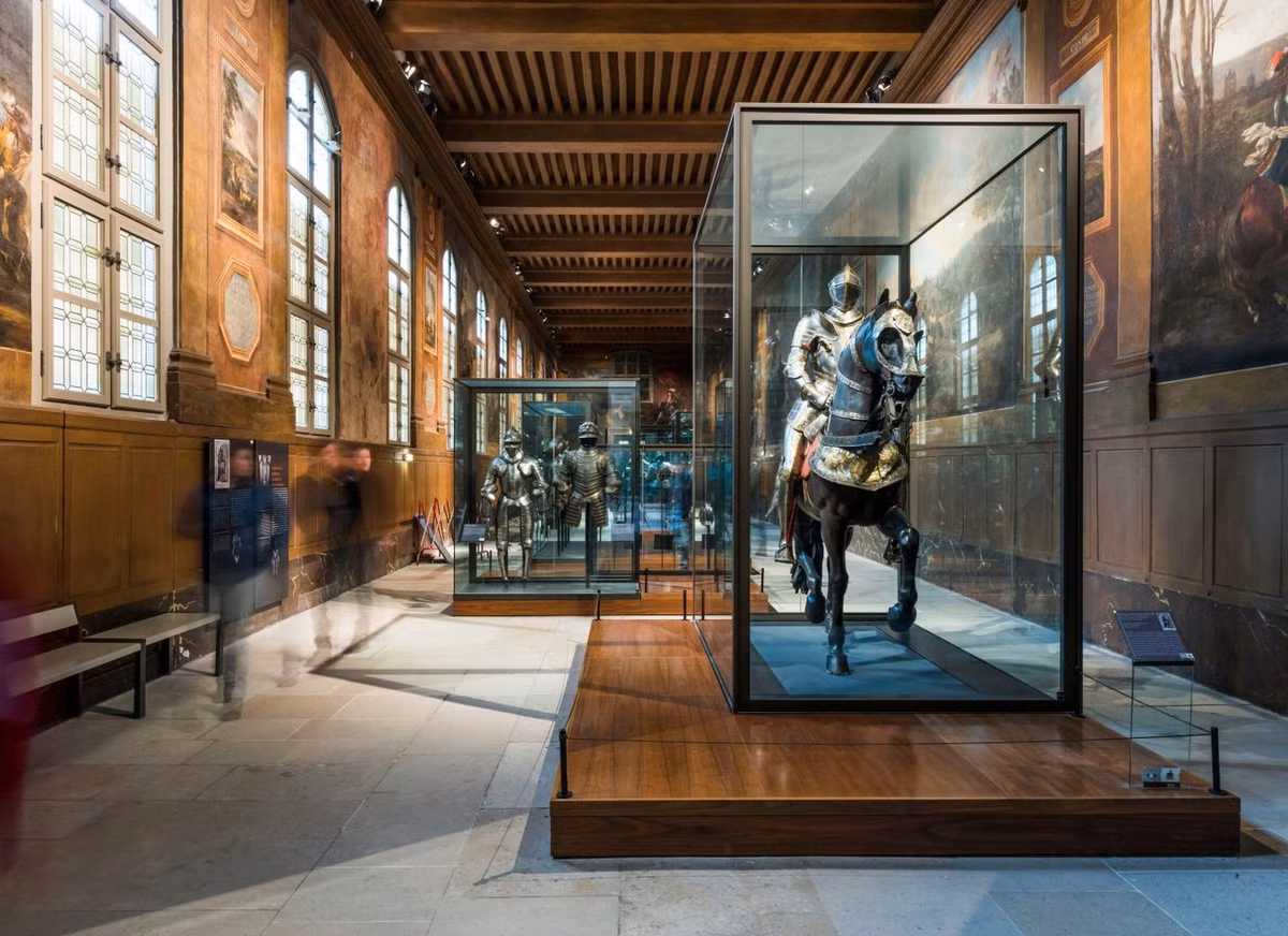 Hiện nay điện Invalides thuộc Viện thương binh quốc gia, tiếp tục là nơi điều dưỡng cho khoảng 100 thương bệnh binh. Đây cũng là một bảo tàng vũ khí nổi tiếng, sở hữu những bộ sưu tập của các vị vua Pháp, trong đó có nhiều hiện vật quan trọng của lịch sử quân sự thế giới. Ảnh: Bookyourtour.com.