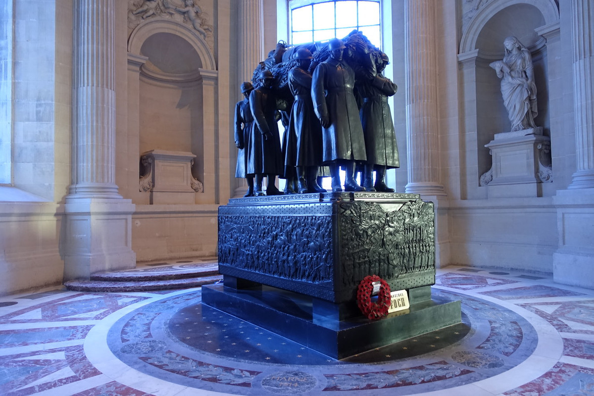 Giai đoạn Thế chiến I và Thế chiến II, điện Invalides trở thành nơi yên nghỉ của nhiều tướng lĩnh Pháp tham gia hai cuộc đại chiến này. Dưới thời kỳ Charles de Gaulle, cung điện suýt được sử dụng làm dinh Tổng thống. Ảnh: Wikipedia.