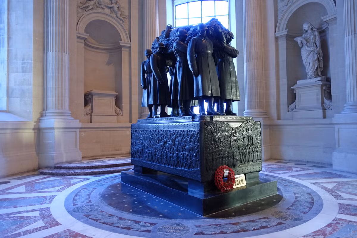 Giai đoạn Thế chiến I và Thế chiến II, điện Invalides trở thành nơi yên nghỉ của nhiều tướng lĩnh Pháp tham gia hai cuộc đại chiến này. Dưới thời kỳ Charles de Gaulle, cung điện suýt được sử dụng làm dinh Tổng thống. Ảnh: Wikipedia.