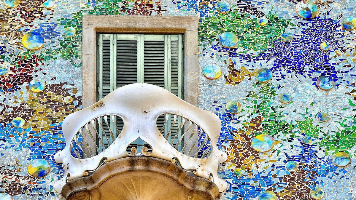 Những miếng gạch gốm vụn nhiều màu sắc được dùng để trang trí ở mặt tiền khiến tòa nhà càng trở nên sinh động. Ảnh: Radical Storage.