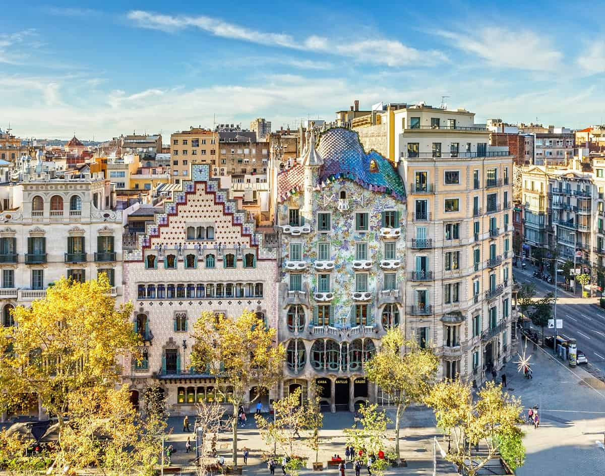 Casa Batlló vốn được xây dựng theo bản thiết kế của Gaudi năm 1877, với kiến trúc cổ điển không có gì đặc biệt. Năm 1900, Josep Batlló - người nắm ngành công nghiệp dệt may của Barcelona đã mua lại tòa nhà và yêu cầu Gaudi xây dựng lại theo một kiến trúc "không đụng hàng". Ảnh: Barcelona Navigator.