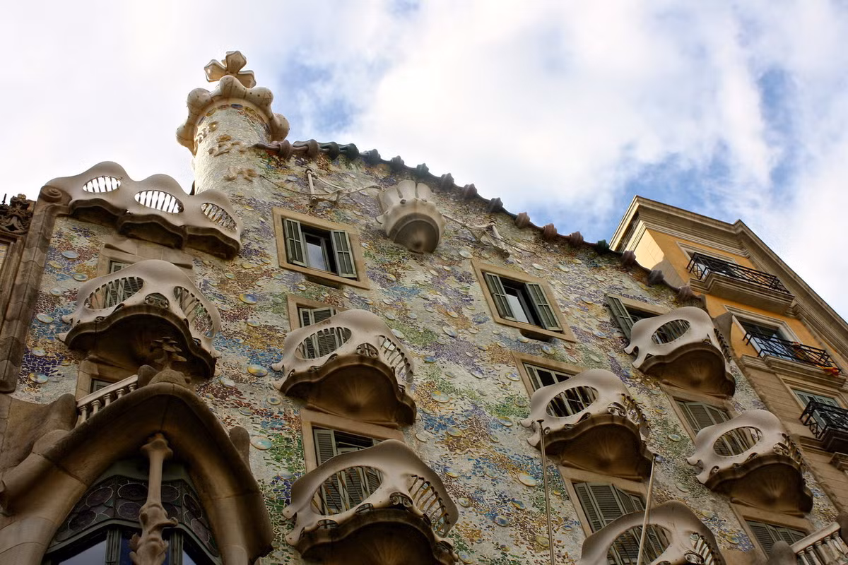 Các hàng cột, đường viền gợi liên tưởng đến những khúc xương ống được ghép vào nhau, trong ban công giống như những chiếc đầu lâu. Ảnh: Trevor Huxham.