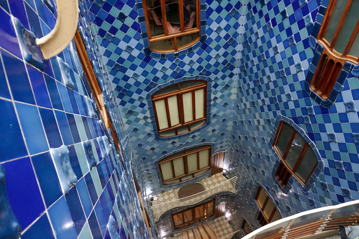 Kể từ đó, Casa Batlló đã nhiều lần đổi chủ và trải qua nhiều cuộc sửa chữa, nhưng vẫn giữ kiến trúc cơ bản. Hiện tại, các căn phòng của tòa nhà được cho thuê với nhiều mục đích khác nhau. Ảnh: My Travel Journal-Blog.