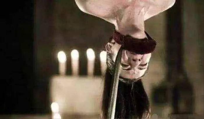 Phi tan bi treo nguoc len sau khi duoc thi tam, ly do gay choang