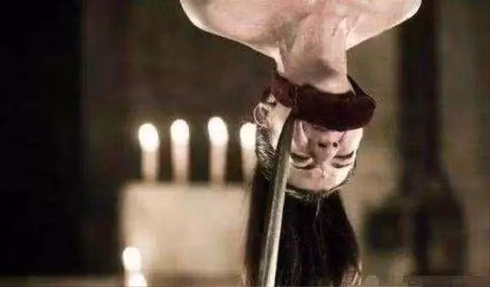 Phi tan bi treo nguoc len sau khi duoc thi tam, ly do gay choang