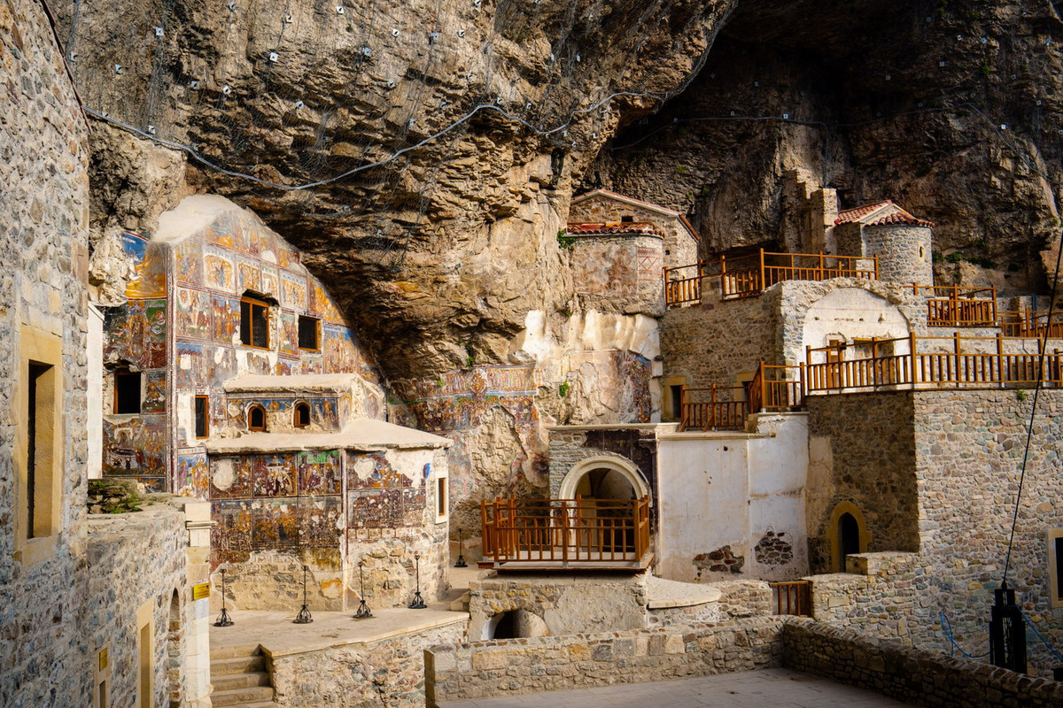 Trong quá trình trùng tu tu viện Sümela năm 2015–2017, một đường hầm bí mật đã được phát hiện dẫn đến một nơi được cho là đền thờ hoặc nhà nguyện cho các tín đồ. Ảnh: The Art of Wayfaring.