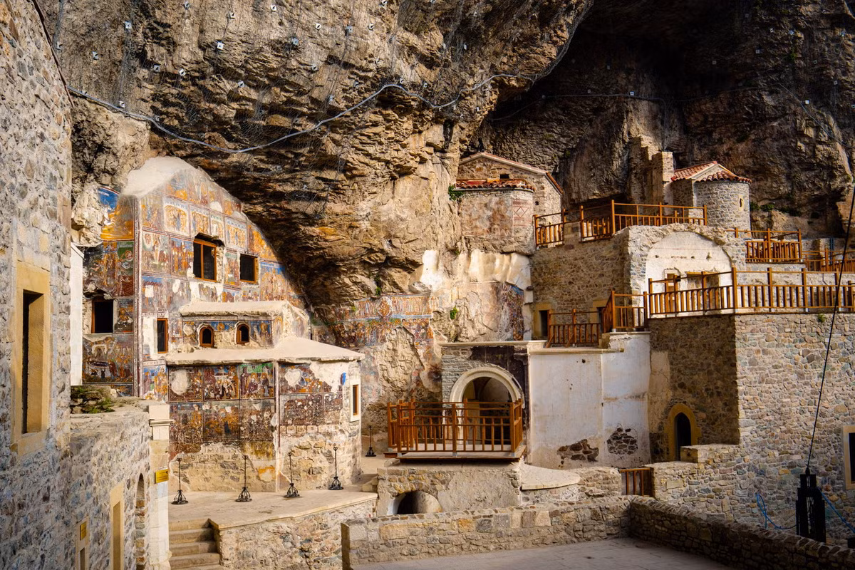 Trong quá trình trùng tu tu viện Sümela năm 2015–2017, một đường hầm bí mật đã được phát hiện dẫn đến một nơi được cho là đền thờ hoặc nhà nguyện cho các tín đồ. Ảnh: The Art of Wayfaring.