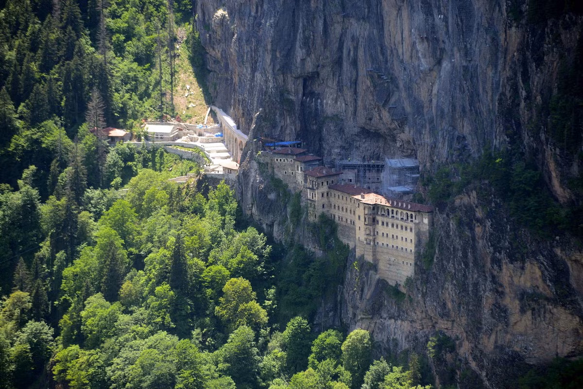 Tuy nhiên, sau Thế chiến I, người Hy Lạp ở khu vực này đã phải rời đi do sự trao đổi dân số giữa Hy Lạp và Thổ Nhĩ Kỳ. Kể từ đó, tu viện đã bị bỏ hoang trong nhiều thập niên trước khi được phục hồi một phần để làm viện bảo tàng và địa điểm tham quan. Ảnh: Daily Sabah.