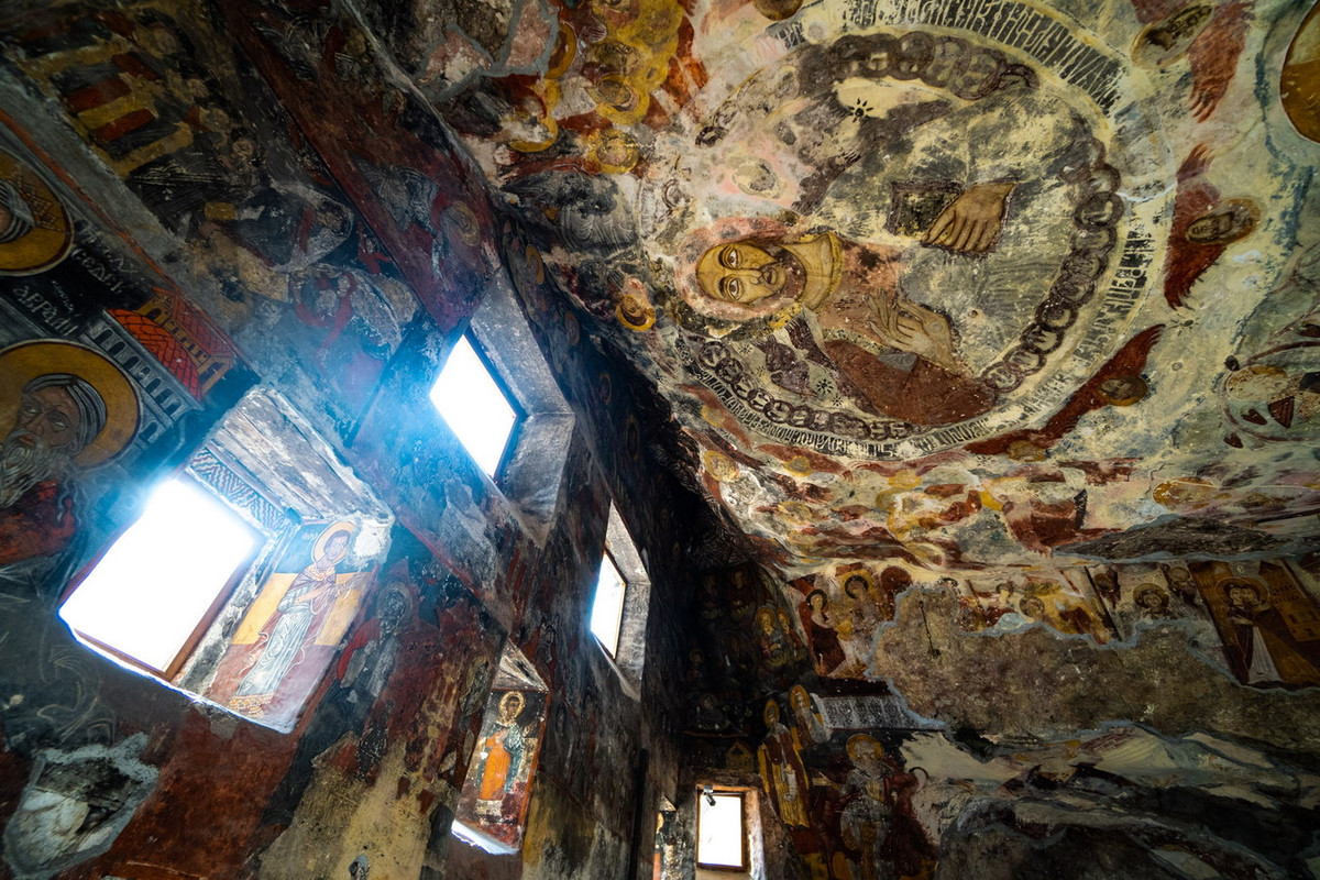 Các bức tường bên trong và bên ngoài của Nhà thờ Đá và các bức tường của nhà nguyện liền kề được trang trí bằng những bức bích họa có từ thế kỷ 12-13, mang giá trị cao về lịch sử và nghệ thuật. Ảnh: The Art of Wayfaring.