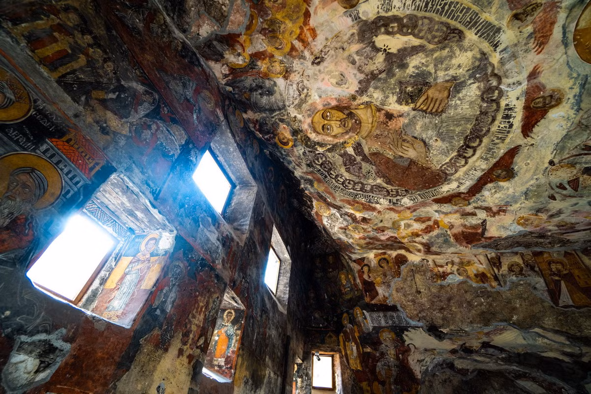 Các bức tường bên trong và bên ngoài của Nhà thờ Đá và các bức tường của nhà nguyện liền kề được trang trí bằng những bức bích họa có từ thế kỷ 12-13, mang giá trị cao về lịch sử và nghệ thuật. Ảnh: The Art of Wayfaring.