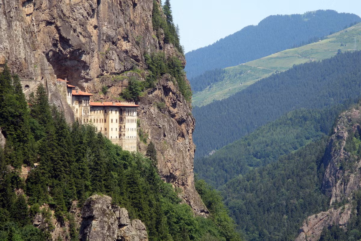 Được thành lập năm 386 dưới thời trị vì của hoàng đế La Mã Theodosius I, tu viện này được xây dựng trên một vách núi đá dựng đứng ở thung lũng Altmdere, ở độ cao 1.200 mét so với mực nước biển. Ảnh: Wikipedia.