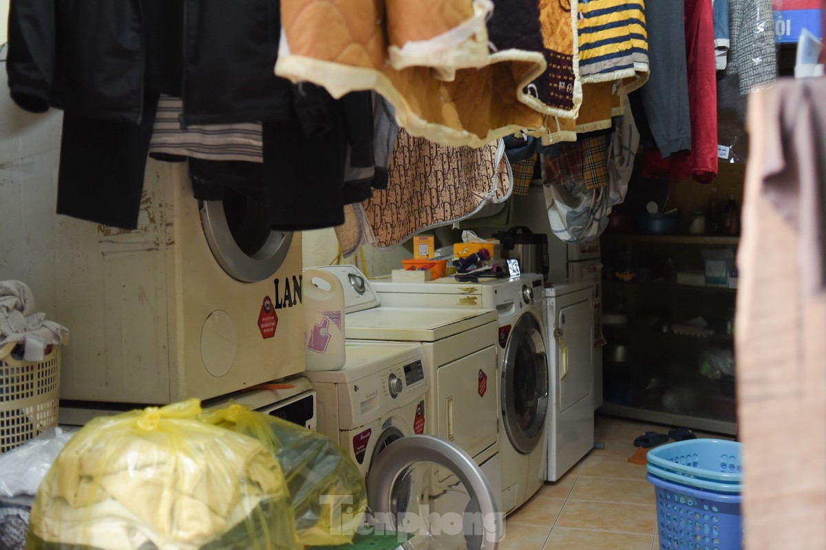 Thời tiết mưa kéo dài khiến cho quần áo khó khô, bốc mùi nên các tiệm giặt ủi làm việc hết công suất mới kịp giao cho khách.