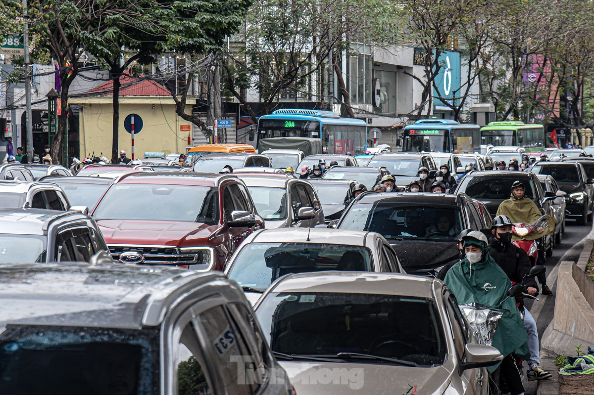 Sáng sớm nay (29/2), không khí lạnh tăng cường tiếp tục ảnh hưởng đến thời tiết ở Hà Nội, mưa nhỏ kèm gió rét, nền nhiệt dao động trong khoảng 13 -16 độ C) ảnh hưởng đến việc đi lại và cuộc sống sinh hoạt của người dân.