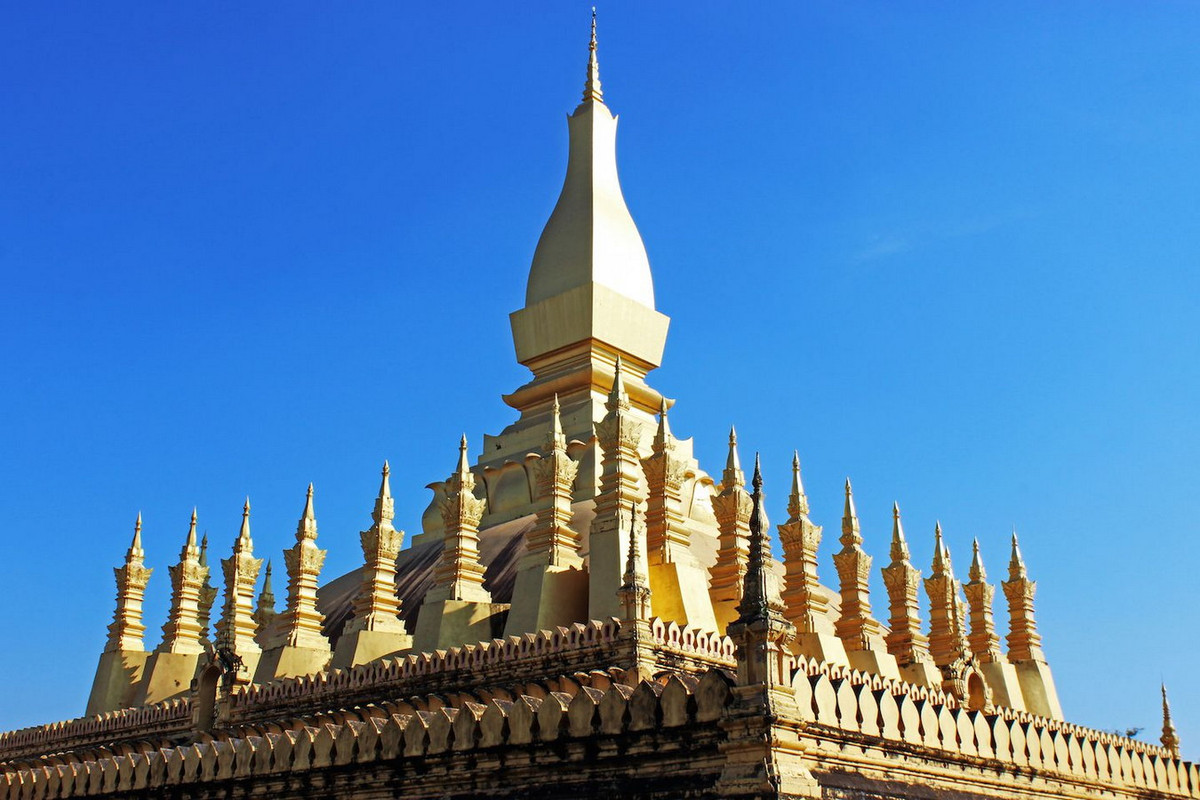 Bao quanh tháp lớn là hàng chục tháp phụ, cũng được thếp vàng. Ảnh: Ourglobaltrek.