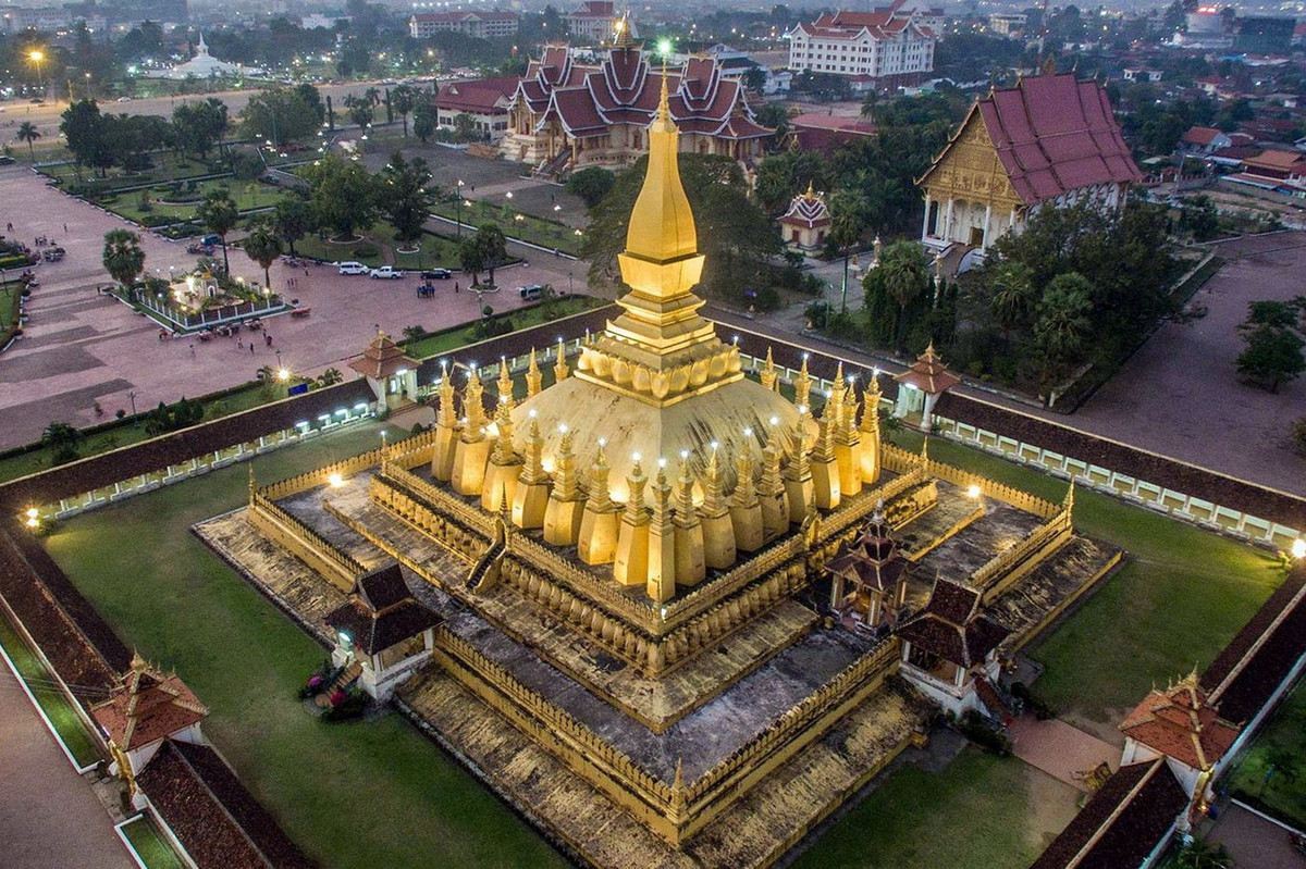 Trên đài sen là bệ cao hình vuông. Chân bệ là những nấc vuông càng lên cao càng nhỏ lại để rồi phình ra ở trên thành một gờ nổi lớn hơi ngả ra ngoài làm chỗ đứng vững chãi cho hình quả bầu thon thả phía trên. Ảnh: Hung Heuang.