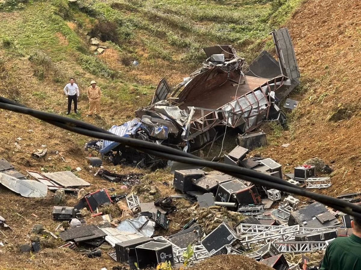 Xe tai mat phanh lao xuong vuc o Sa Pa, 4 nguoi bi thuong