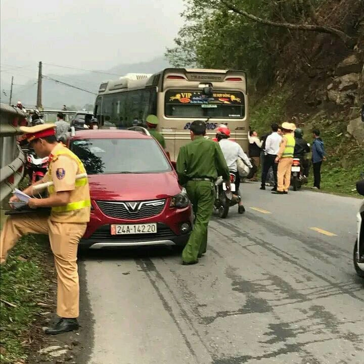 Xe tai mat phanh lao xuong vuc o Sa Pa, 4 nguoi bi thuong-Hinh-2