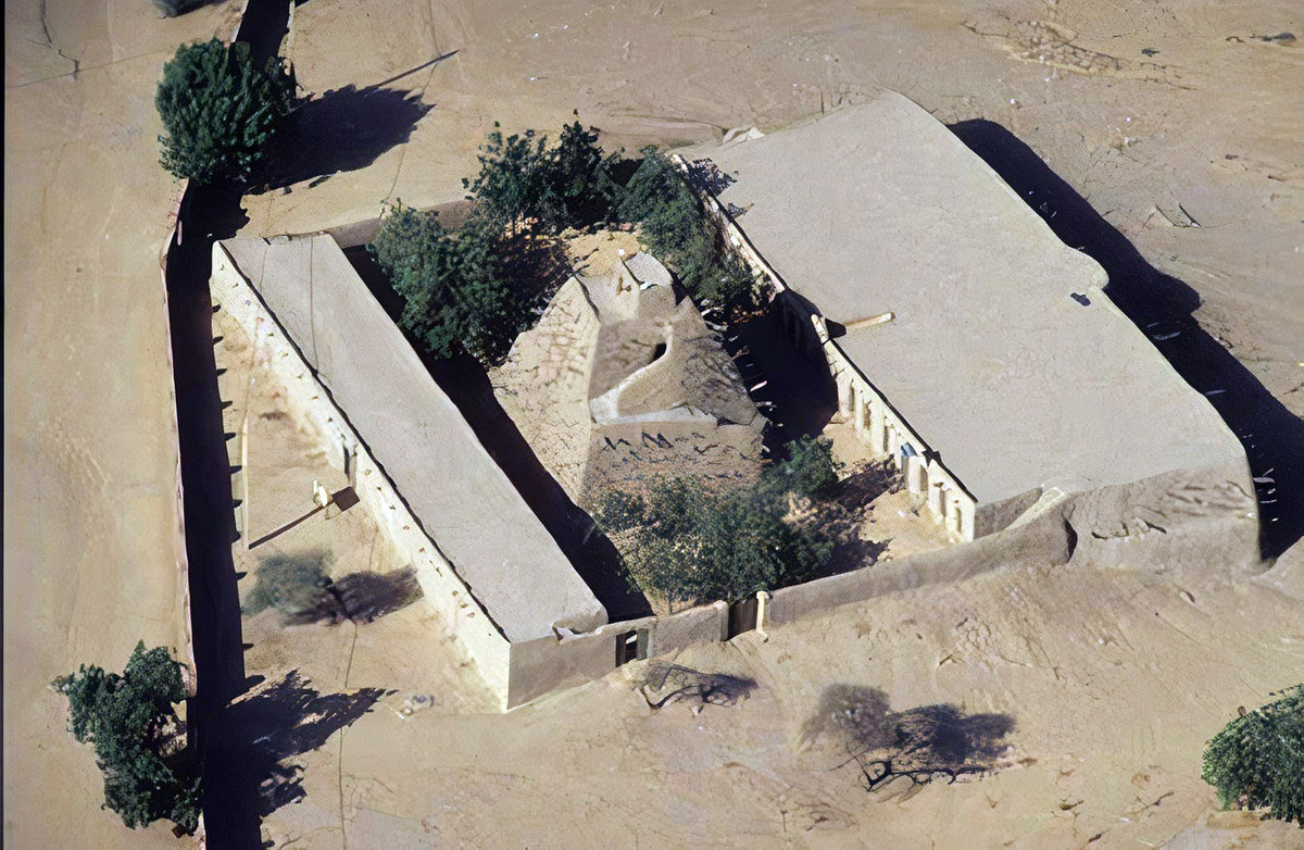 Hai nhà thờ Hồi giáo có kiến trúc mái bằng nằm hai bên của ngôi mộ với một sảnh cầu nguyện lớn dành cho nam giới. Mái nhà và các cột gỗ được trát bùn. Ảnh: African History Extra.