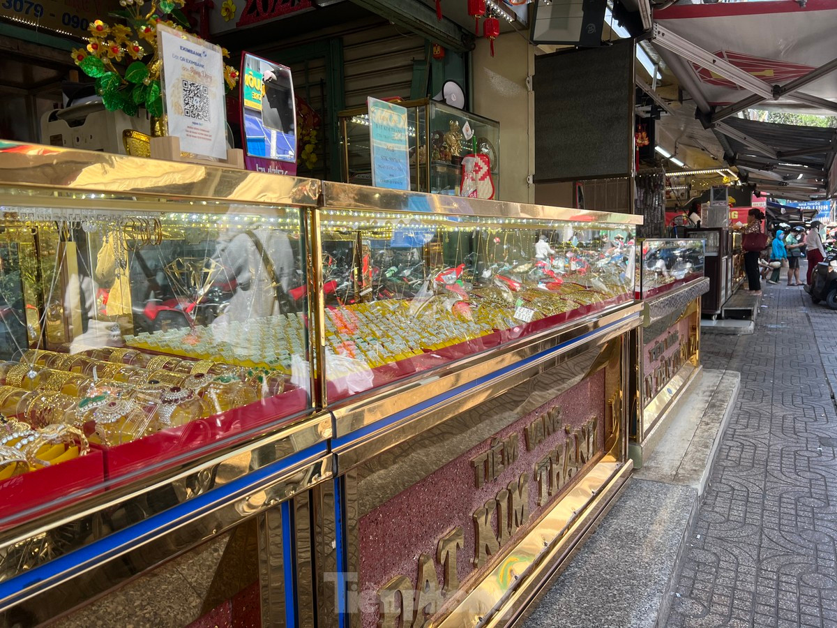 Hơn chục tiệm vàng ở Phố Vàng bạc quận 5 vắng hoe.