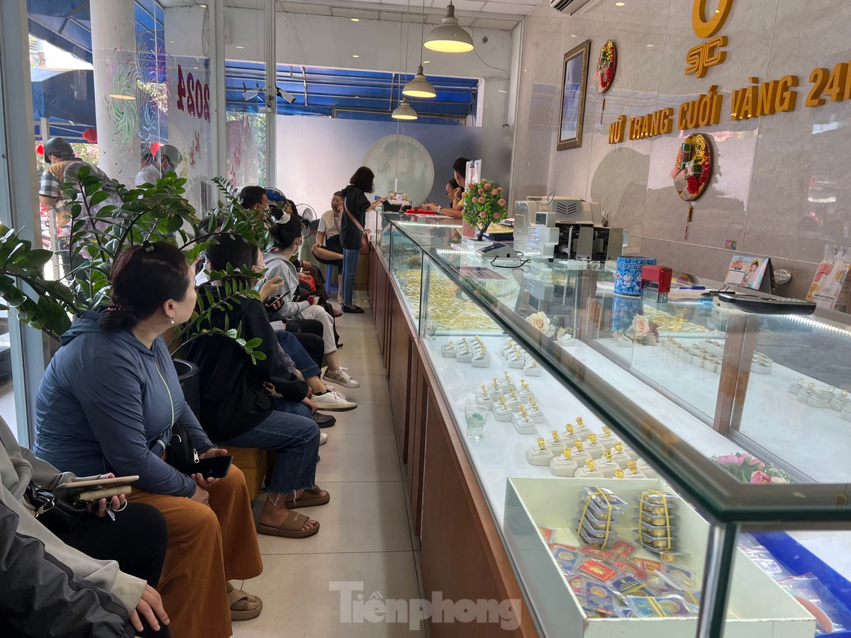 Khách xếp hàng ngồi chờ mua vàng tại SJC. Theo đại diện SJC, lượng khách đến mua sắm vàng nhiều hơn người bán. Mỗi khách chỉ được mua tối đa 1 lượng đối với vàng nhẫn trơn.