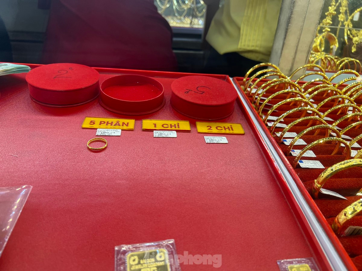 Tiệm Mi Hồngcháyvàng nhẫn trơn loại 1 chỉ, 2 chỉ; chỉ còn 1 vài chiếc nhẫn trơn loại 5 phân. Khách chỉ được mua tối đa 2 chỉ vàng nhẫn.