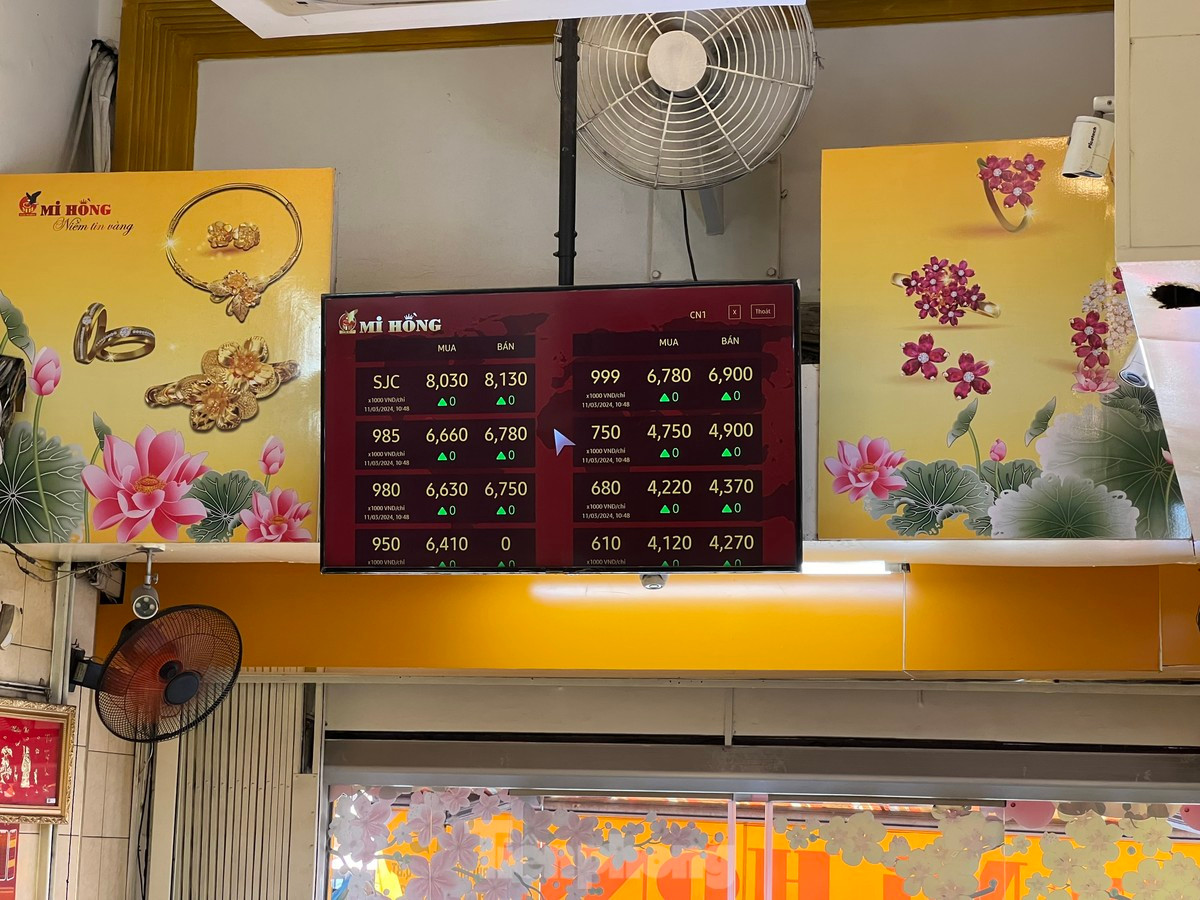Tiệm vàng này niêm yếtgiá vàngmiếng SJC là 8,030 - 8,130 triệu đồng/chỉ; vàng nhẫn 999 là 6,780 - 6,900 triệu đồng/chỉ.