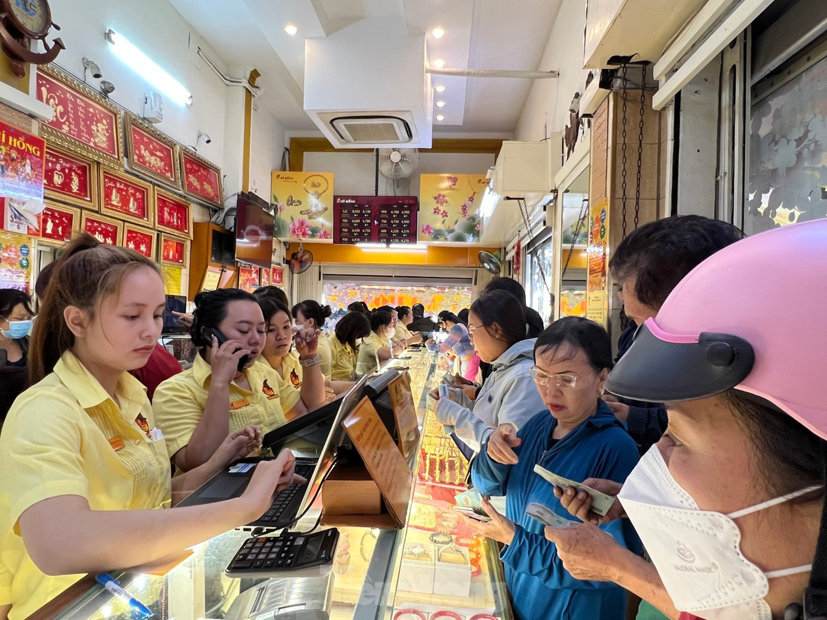 Tiệm vàng Mi Hồng (quận Bình Thạnh) cũng khá nhộn nhịp. Tuy nhiên, lượng khách đến tiệm giảm rõ rệt so với tuần trước.