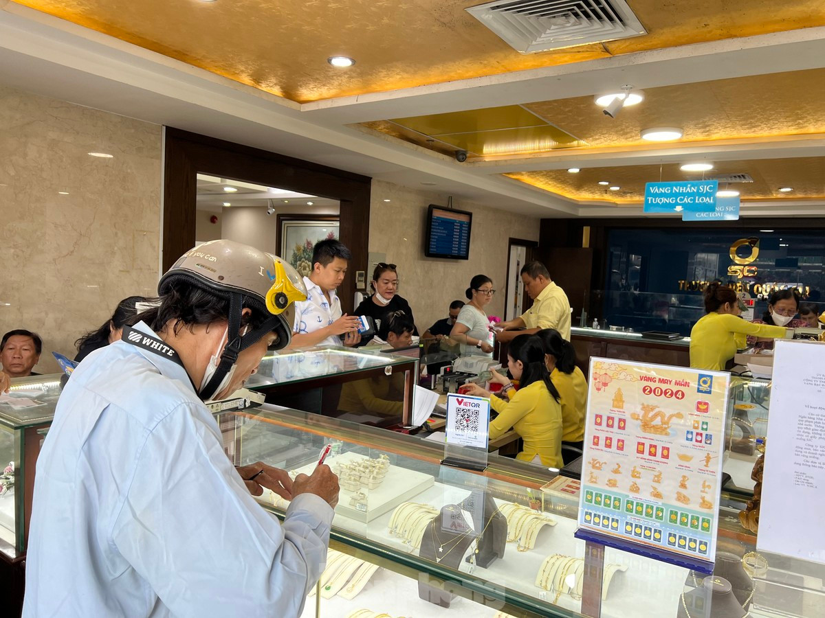 Tại cửa hàng vàng bạc đá quý SJC trên đường Nguyễn Thị Minh Khai (quận 3) luôn có khách đến xem và mua bán vàng. Trong đó, đa phần khách đến giao dịch vàng miếng,vàng nhẫntrơn. Người đến mua trang sức khá thưa thớt.