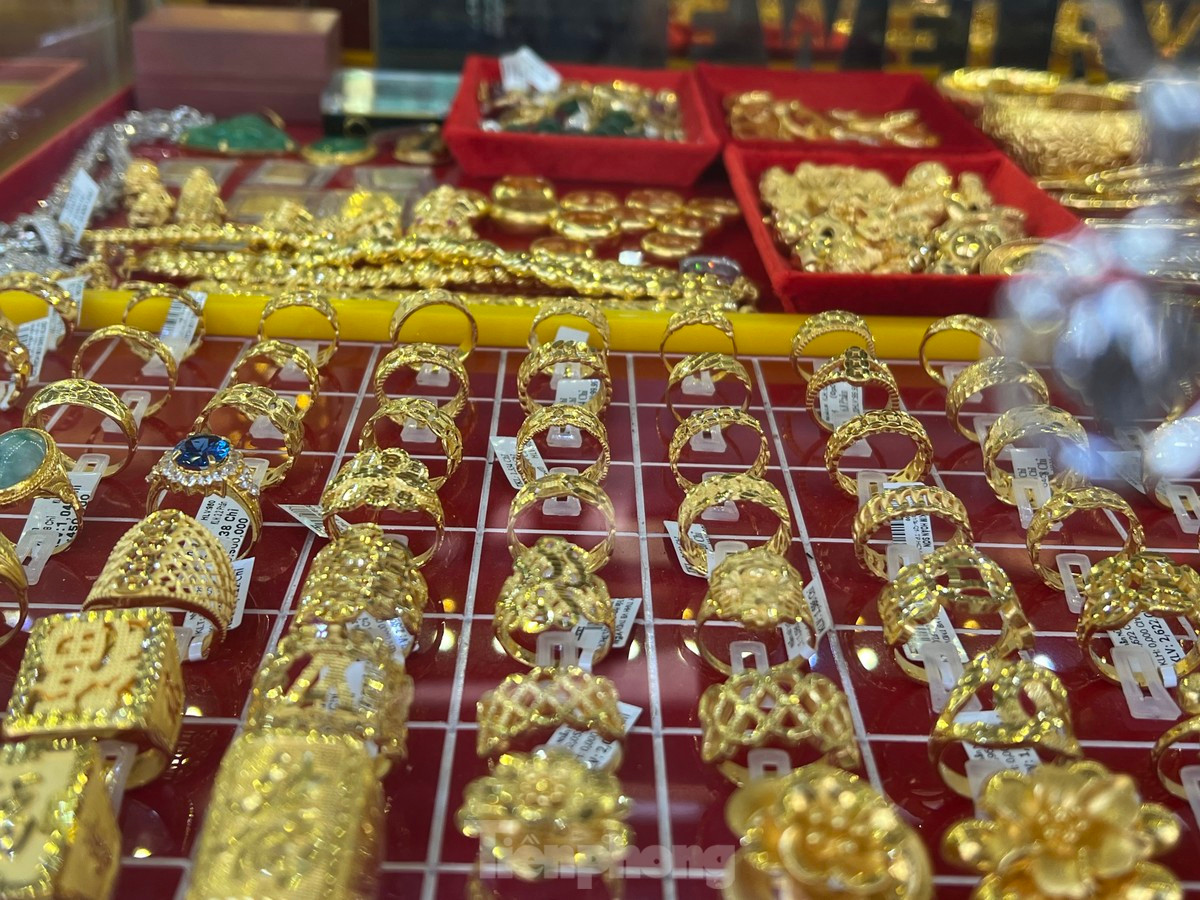 Trong khi đó, tại nhiều tiệm vàng ở "Phố Vàng bạc" quận 5, số lượng nhẫn trơn còn rất nhiều.