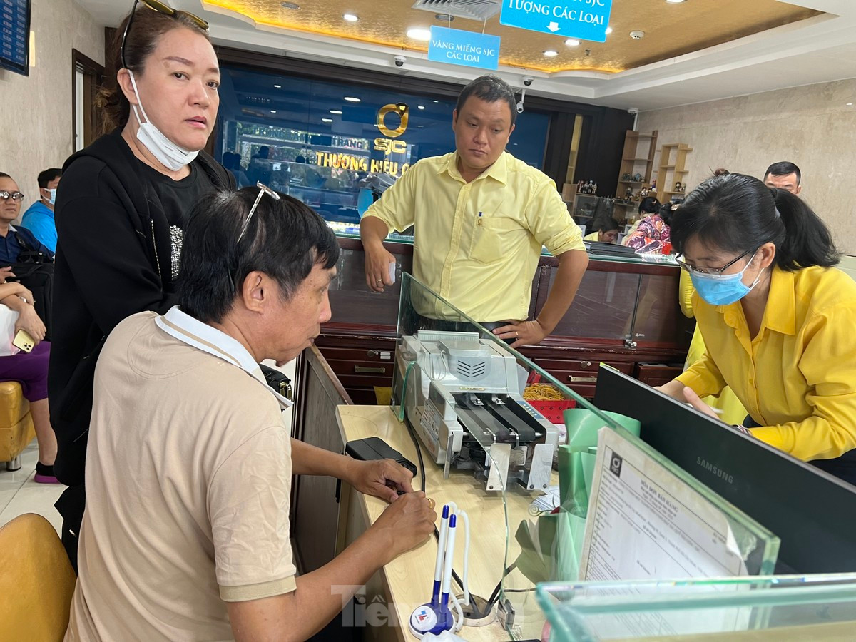 Ngày 11/3, ghi nhận của phóng viên tại nhiều tiệm vàng ở TPHCM, lượng khách đến giao dịch khá nhộn nhịp. Tuy nhiên, sự nhộn nhịp này cũng chỉ diễn ra tại một số nơi.
