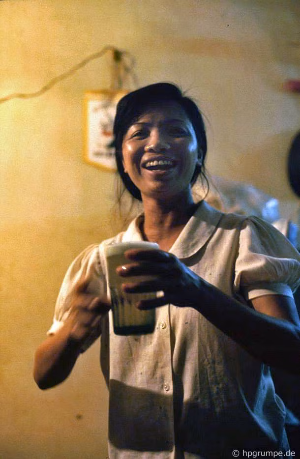 Vẻ mặt rạng rỡ của bà chị phục vụ ở quán bia hơi.