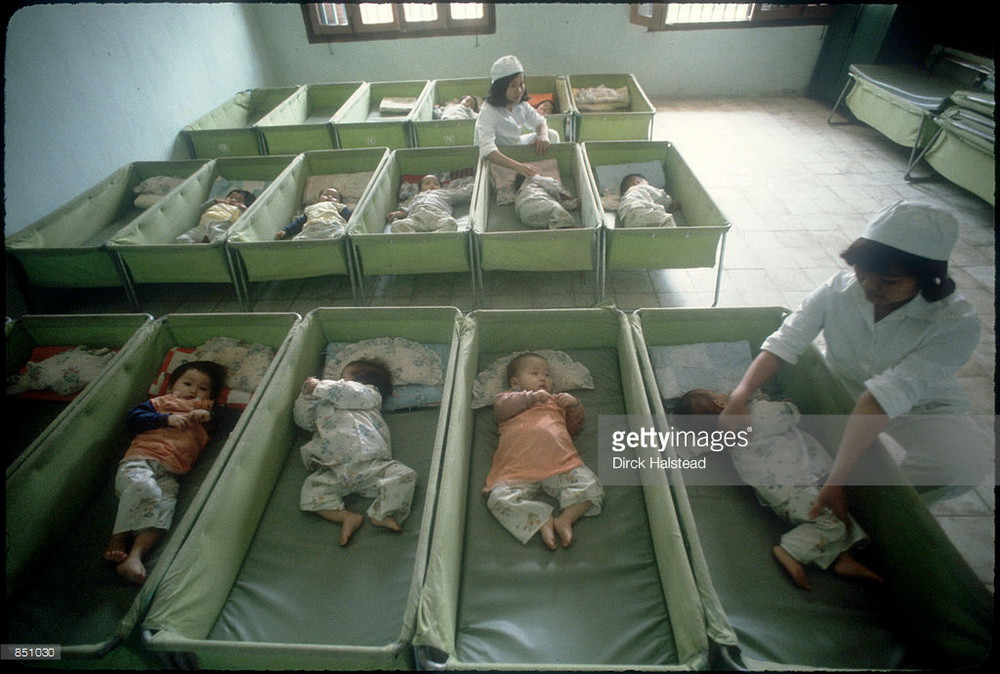 Hai nữ điều dưỡng chăm sóc trẻ sơ sinh tại một trại trẻ mồ côi ở Hải Phòng.