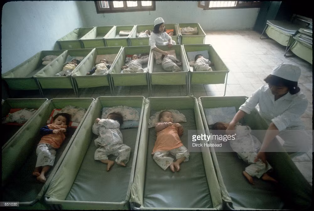 Hai nữ điều dưỡng chăm sóc trẻ sơ sinh tại một trại trẻ mồ côi ở Hải Phòng.