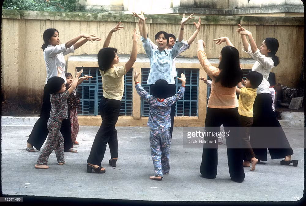 Các bé gái cùng giáo viên tập múa tại một trường mầm non ở Hà Nội.