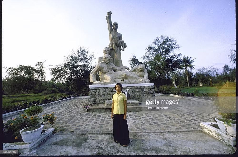 Cô Phạm Thị Trinh, một trong những người sống sót trong vụ thảm sát Mỹ Lai (Quảng Ngãi) đứng tại đài tưởng niệm vụ thảm sát.