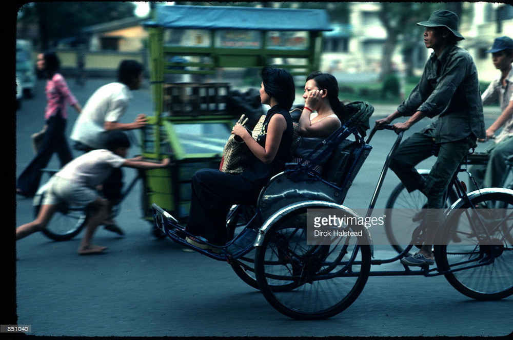 Hai cô gái trẻ trên chiếc xích lô ở TP HCM.