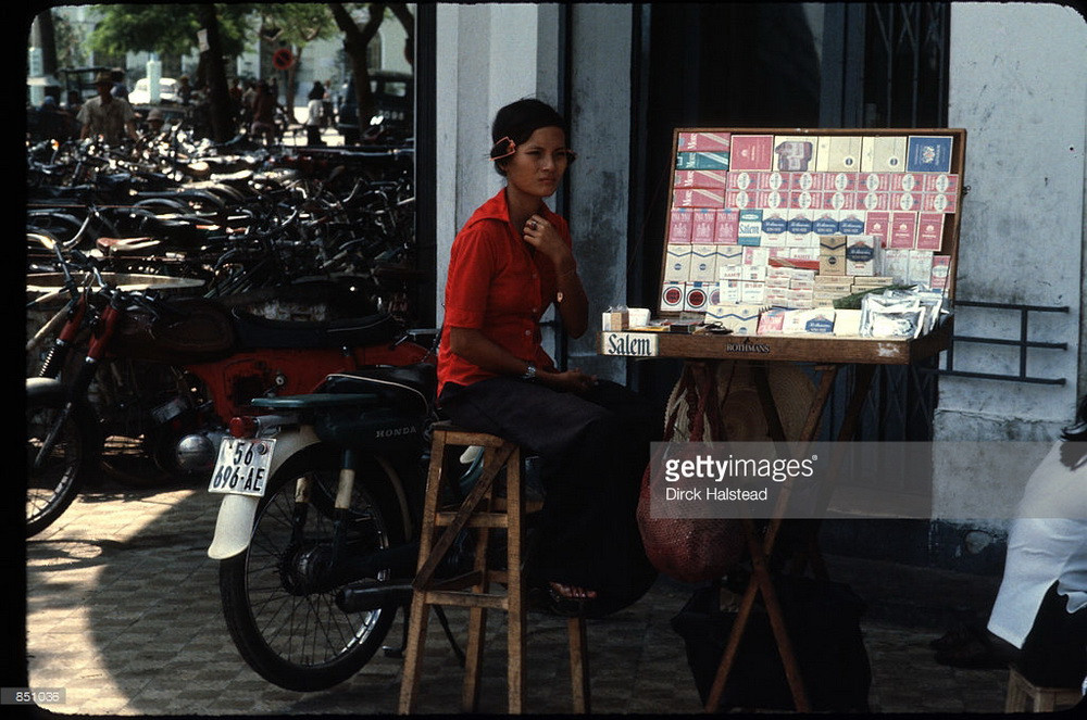 Người phụ nữ bán thuốc lá trên vỉa hè TP HCM.