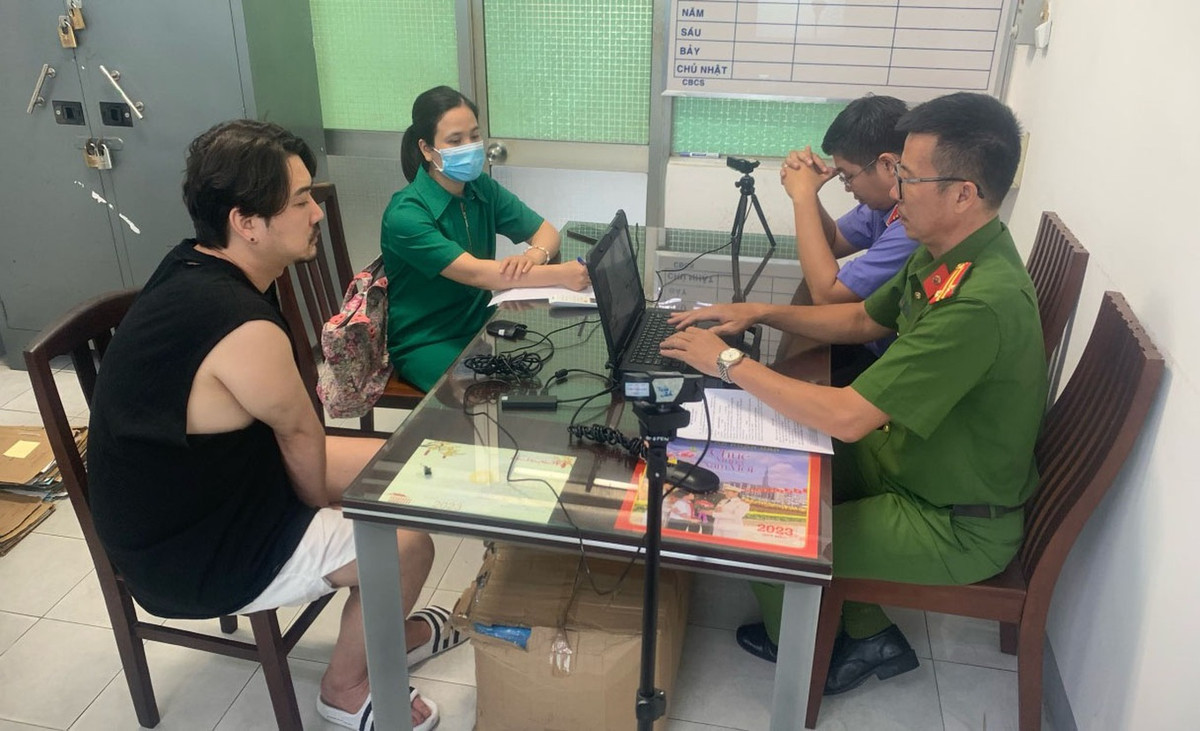 10 nu tiep vien nha hang Vitamin ban dam cho khach Han Quoc