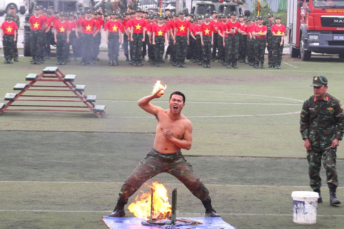 Cán bộ, chiến sĩ trinh sát đặc nhiệm công phá ngói bằng tay.