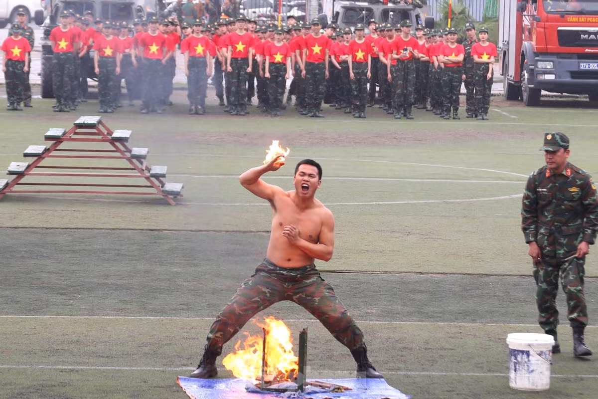 Cán bộ, chiến sĩ trinh sát đặc nhiệm công phá ngói bằng tay.